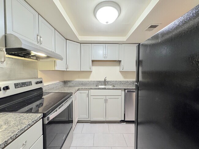 Building Photo - Comfortable Unit with Functional Layout
