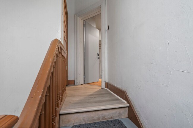 Building Photo - 512 S Millvale Ave