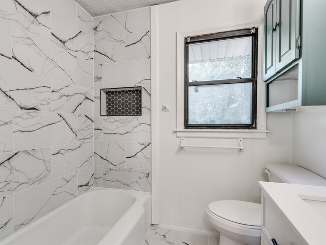 Building Photo - 2921 NE 17th Ave