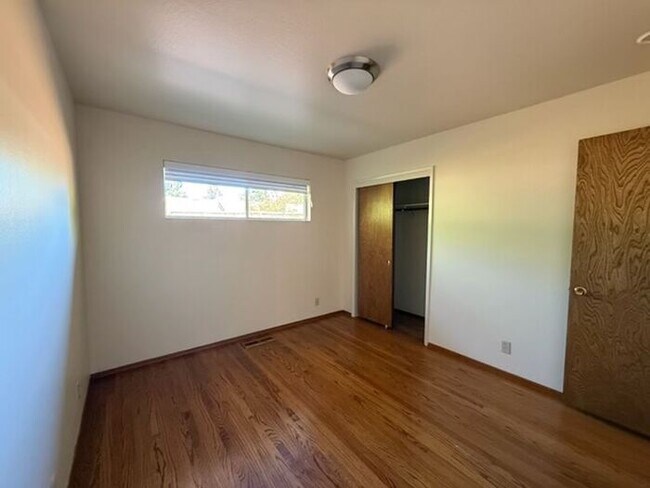 Building Photo - Beautiful 4 bedrooms 2.5 bath home