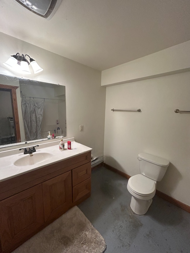Building Photo - 8 Bed 3 Bath close to UWEC!