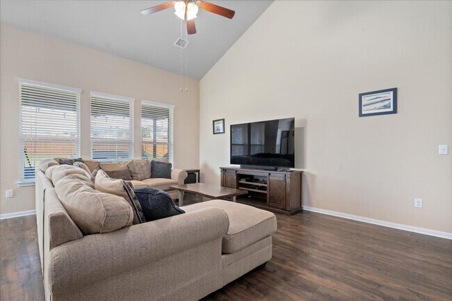 Building Photo - Spectacular 4 Bedroom, 3.5 Bath, Corner Lo...