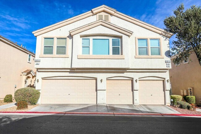 Building Photo - 2 BEDROOM TOWNHOUSE WITH GARAGE!