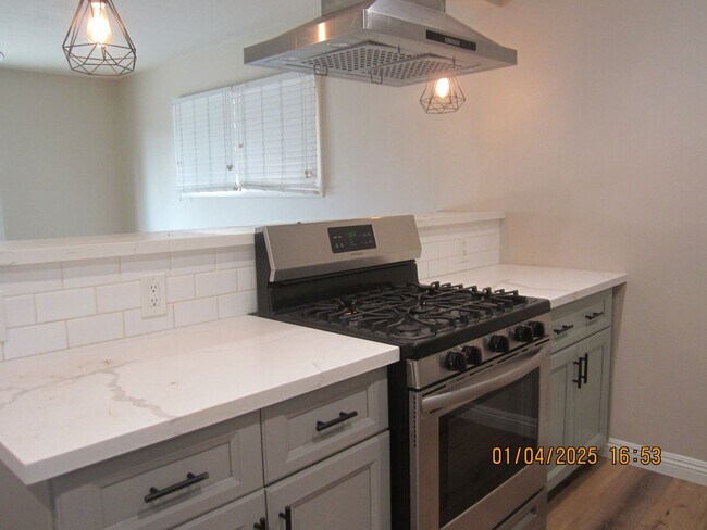 Building Photo - Immaculate 3 bedroom Home University Highlands Riverside