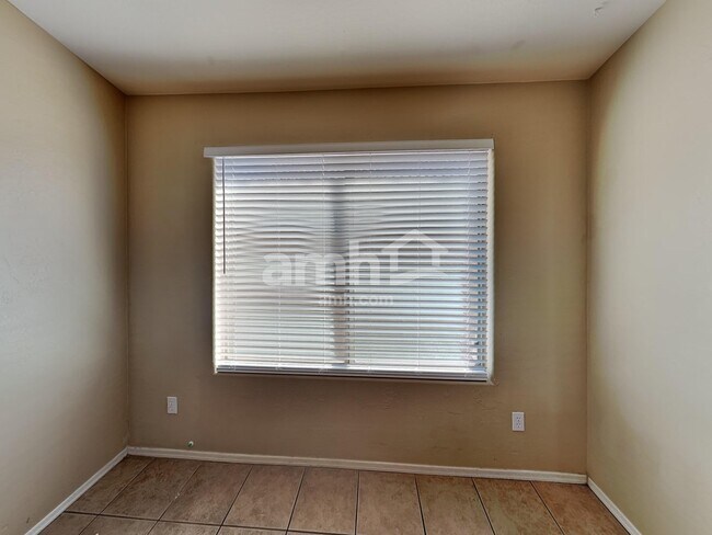 Building Photo - 1172 E Elm Rd