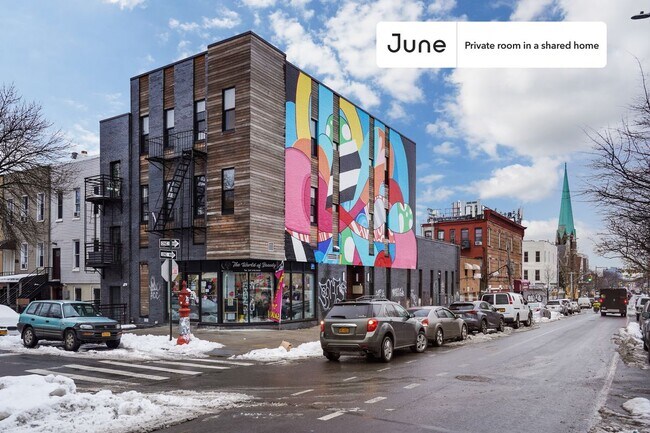 Building Photo - Private bedroom in 5 bed/3 bath Home