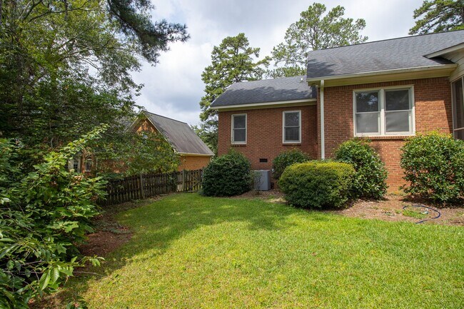 Building Photo - 2220 Montclair Dr