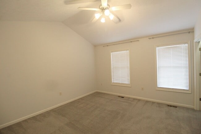 Building Photo - 3 story townhome with fenced in yard for rent in Taylor Springs