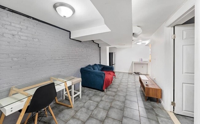 Building Photo - 294 Ege Ave