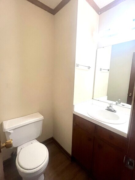 Hallway Bathroom - 3206 Crestwood Dr