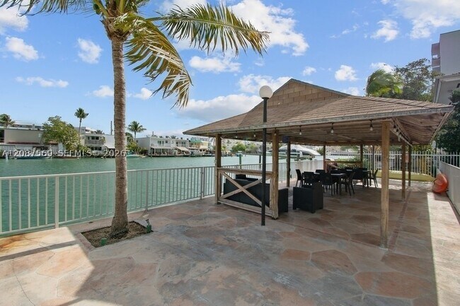 Building Photo - 7207 Bay Dr E