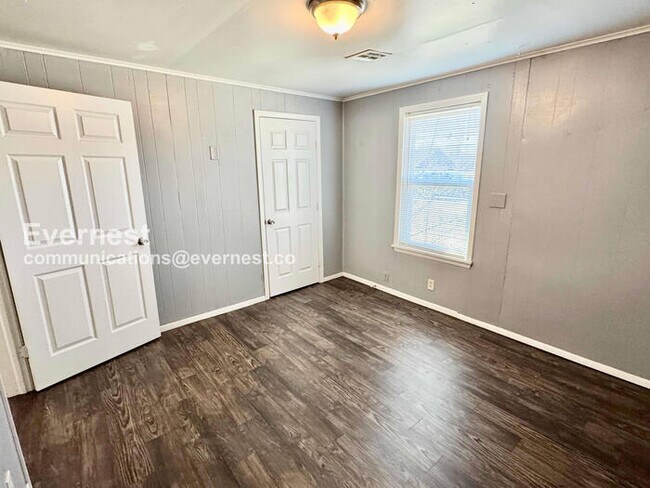 Building Photo - 3 Bed, 2 Bath with Fenced Yard / Pet-Friendly / Available Now!