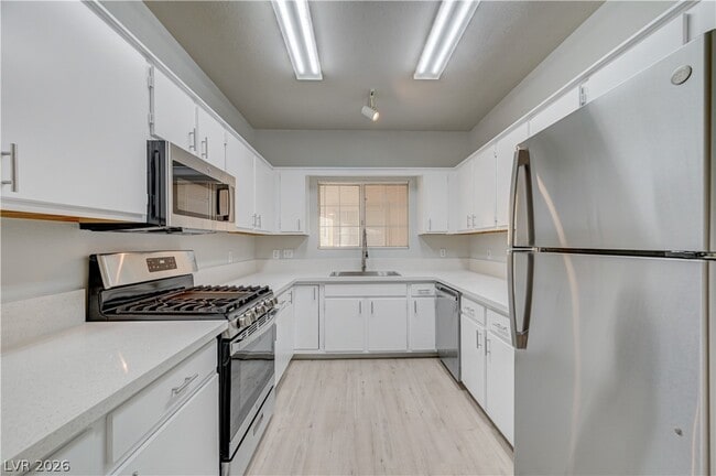 Building Photo - 1900 N Torrey Pines Dr