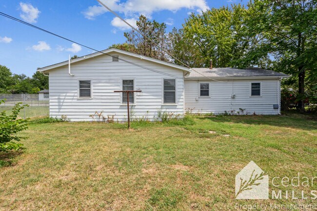 Building Photo - Super cute, updated 2 bedroom home