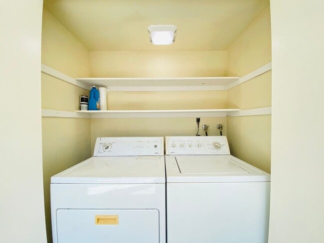 Building Photo - Condo Overlooking the American River!