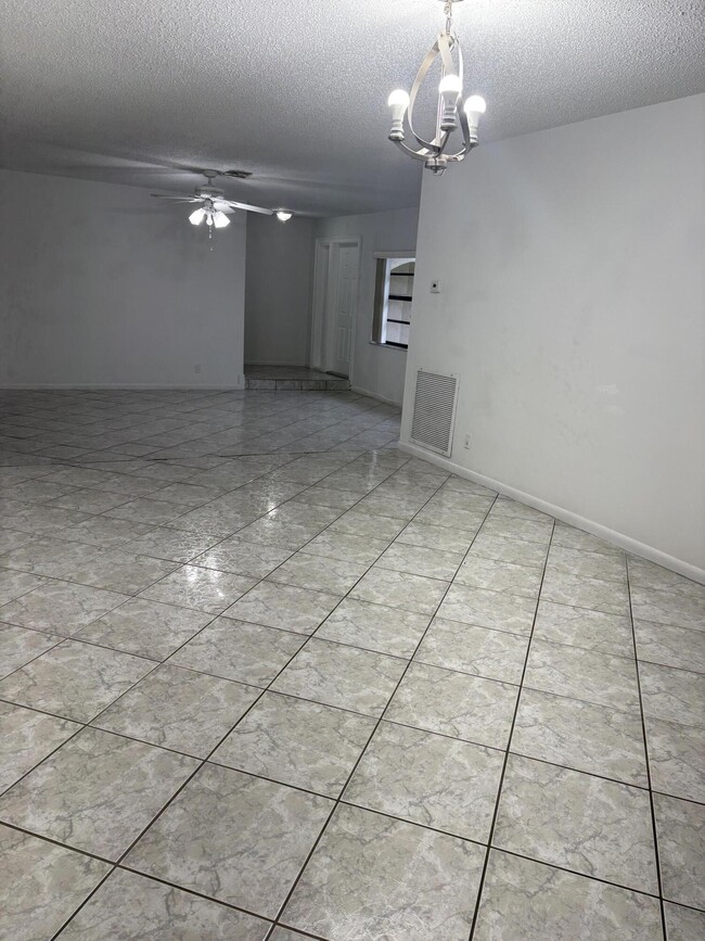 Building Photo - 6269 Woodbury Rd