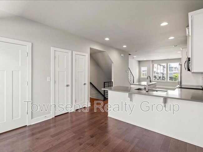 Building Photo - 2122 Bryant Park Dr