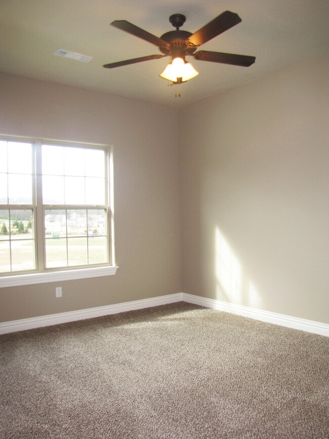 Building Photo - STUNNING 4 Bedroom, 2.5 Bathroom, 2 Car Garage In Fayetteville, AR