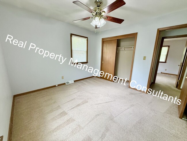 Building Photo - 2 Bedroom, 1.5 Bath Now Available!