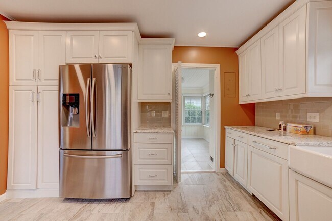 Building Photo - 3 Bed | 1 Bath in Midtown!