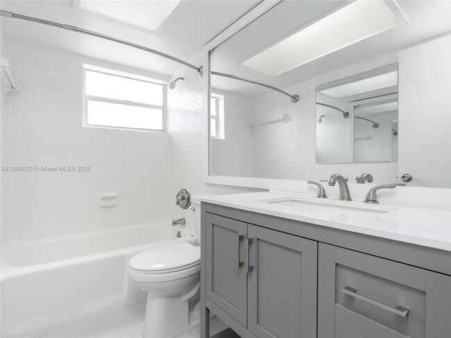 Building Photo - 2025 Miami Rd