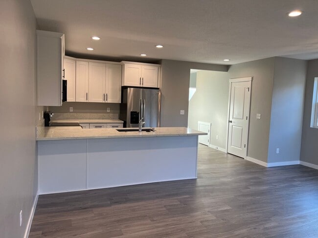 Building Photo - Newer 3 bedroom 2.5 bathroom duplex in Thu...