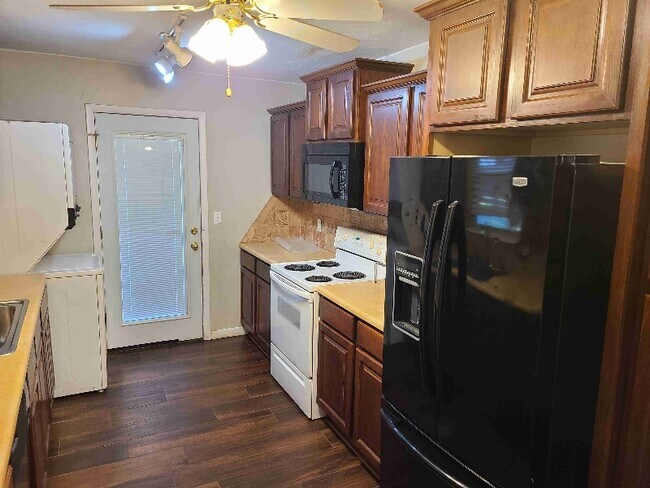 Building Photo - 2152 Huntleigh Dr
