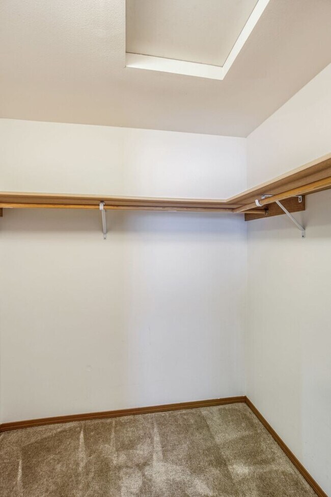 Building Photo - 4BR Split Level