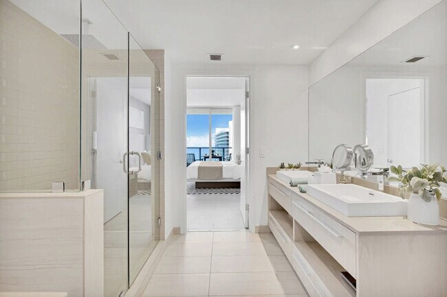 Building Photo - 4010 S Ocean Dr