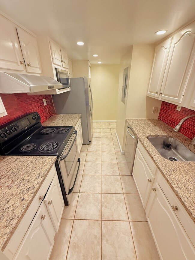 Building Photo - 2 Level, 2 Bedroom Hidden Gem in Dupont!