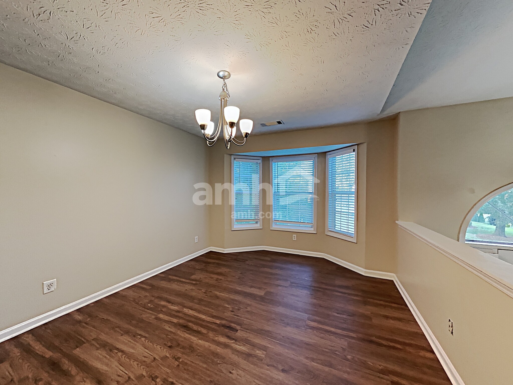 Building Photo - 1500 Chalet Cir