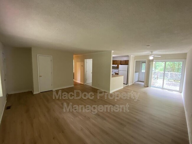 Building Photo - 104 Waverly Dr