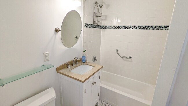 Building Photo - 387 Beacon St