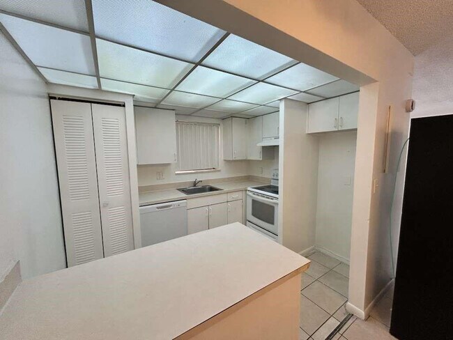 Building Photo - 6900 SW 39th St