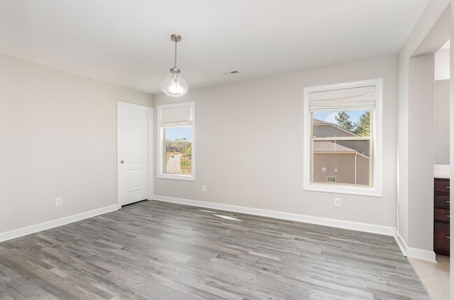 Building Photo - Gorgeous 5 Bedroom Home with First Floor I...