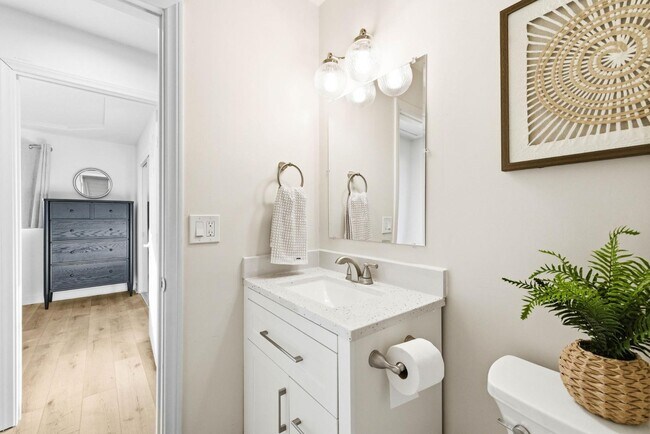 Building Photo - 765 Elkwood Ave