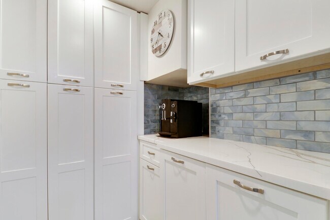 Building Photo - 515 Bay Colony Dr N