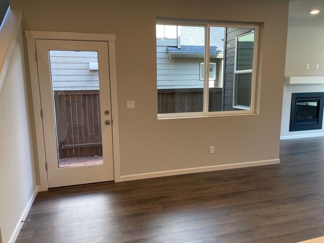 Building Photo - Stylish & Comfortable Living with Fireplace, Island Kitchen, and Private Suite, parks and playgro...