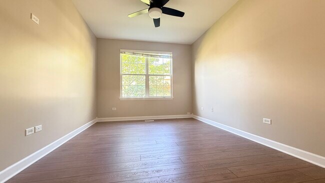 Building Photo - 2437 Oneida Ln