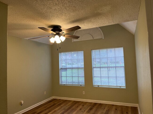 Building Photo - 355 Lakepointe Dr