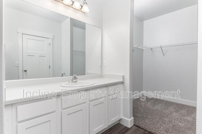 Building Photo - 772 260 W