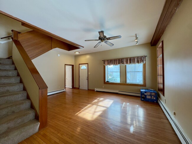 Building Photo - One-of-a-Kind 4-Bed/2-Bath Landsdowne Duplex!