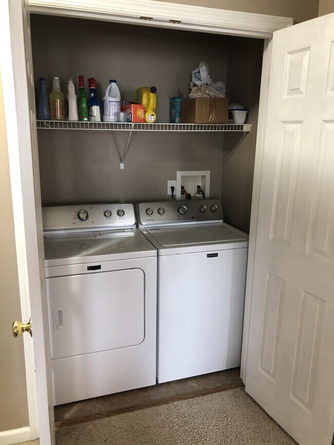 Building Photo - 2020 Grandview Dr