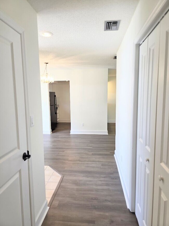 Building Photo - 2 bedroom, 2 bath condo in "The Islands"