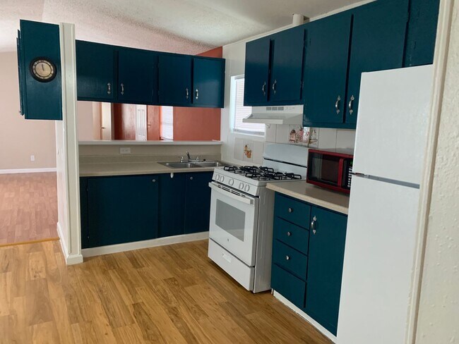 Building Photo - First Month Free!! Remodeled and Cute Manufactured Home in Central BHC