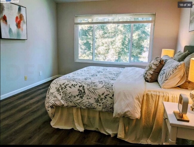 Building Photo - $2850 / 2 BR - GORGEOUS MEADOWBROOK CONDO ...