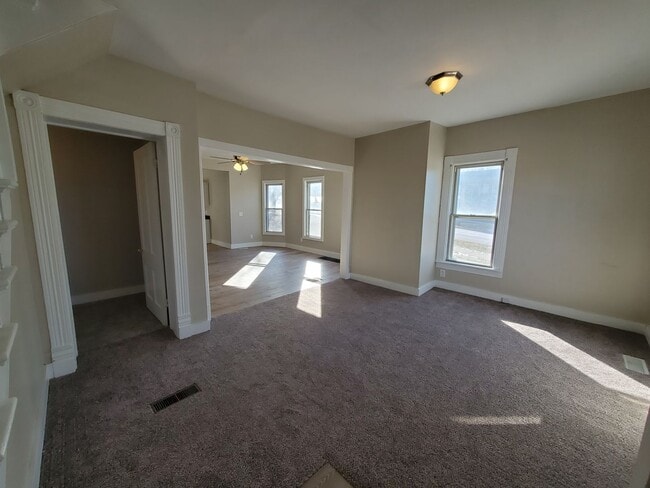 Building Photo - Large 4 Bedroom House in Moline