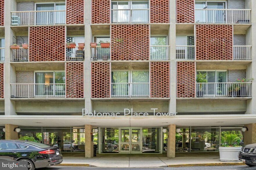 Front of building - 800 4th St SW
