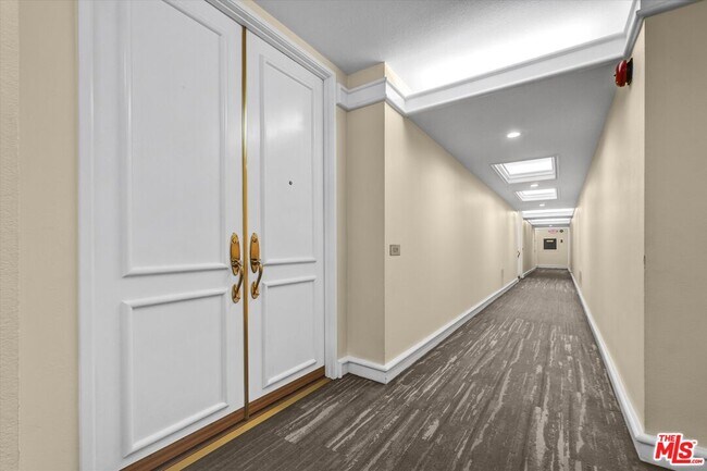 Building Photo - 1131 Alta Loma Rd