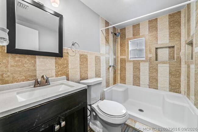 Building Photo - 645 NE 38th St